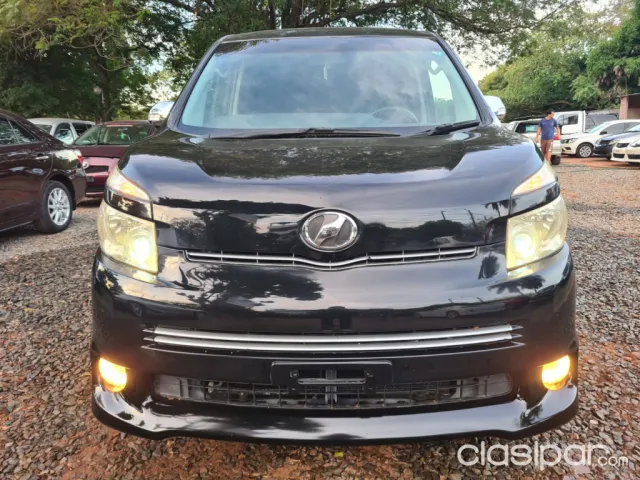 Toyota Voxy 2010 - foto 2