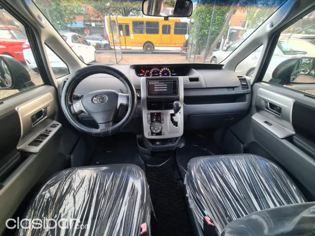 Toyota Voxy 2010 — foto 7