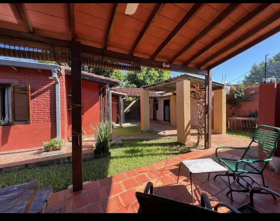 Vendo Casa de 3 dormitorios con piscina en San Lorenzo zona Capilla San Isidro Labrador — foto 3