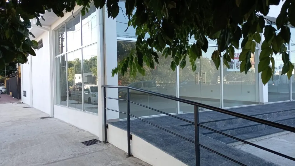 *ALQUILER DE SALONES COMERCIALES A ESTRENAR SOBRE MADAME LYNCH* COD 6925 — Foto 3