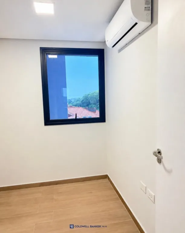 En Alquiler Departamento de 2 dormitorios en Los Laureles Asunción — foto 2