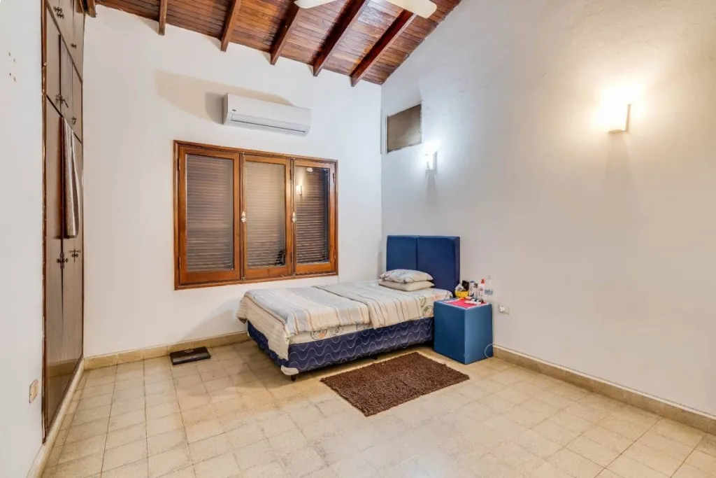 Vendo - Amplia residencia de 3 dormitorios ubicada en cuarto barrio Luque — foto 2