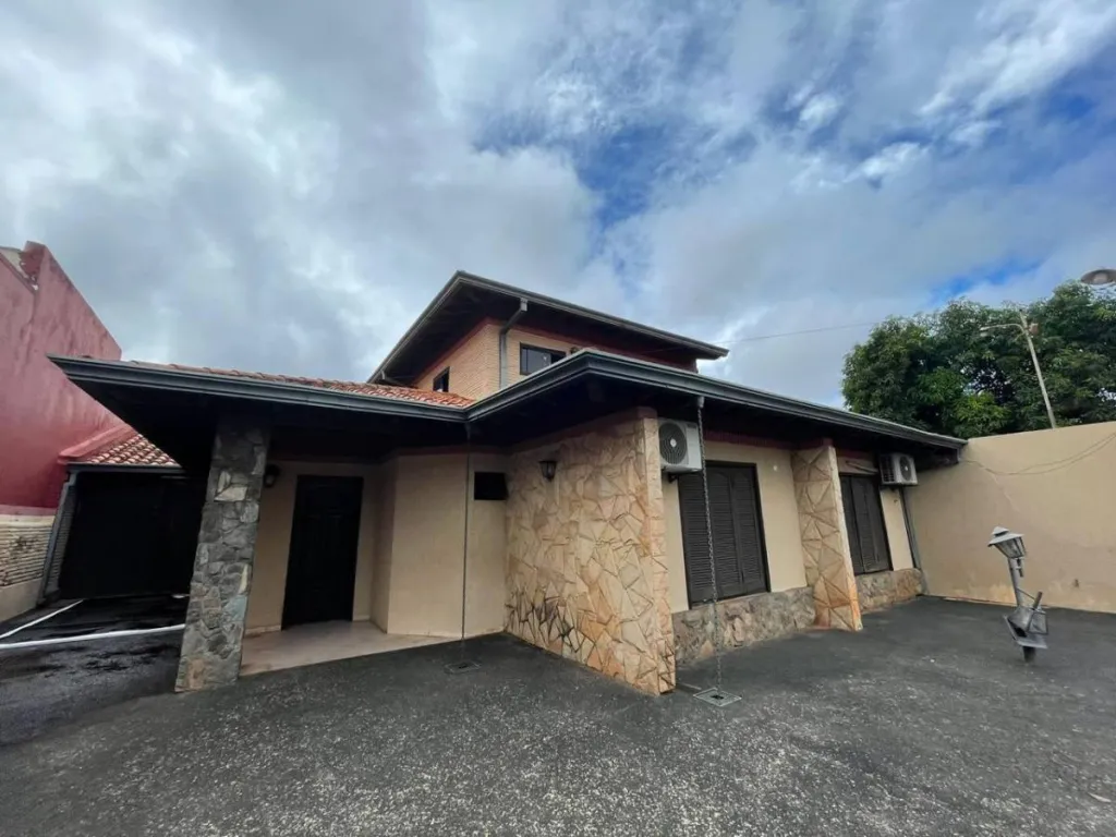 En Venta Amplia Casa en Villa Adela Luque — foto 2