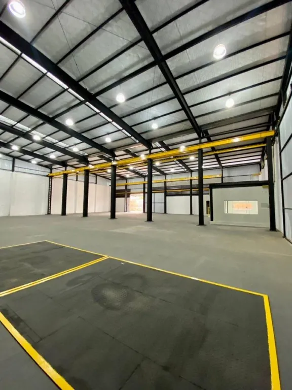 VENDO AMPLIA NAVE COMERCIAL CON OFICINA FRONTAL DE VENTAS EN MARIANO ROQUE ALONSO — foto 3
