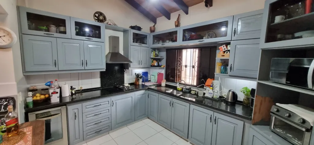 VENDO AMPLIA CASA C PISCINA EN LAMBARÉ!! — foto 3