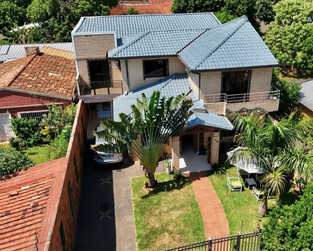 VENDO CASA DE 4 DORMITORIOS CON EXCELENTE UBICACIÓN EN BARRIO SAN ISIDRO DE SAN LORENZO — foto 2
