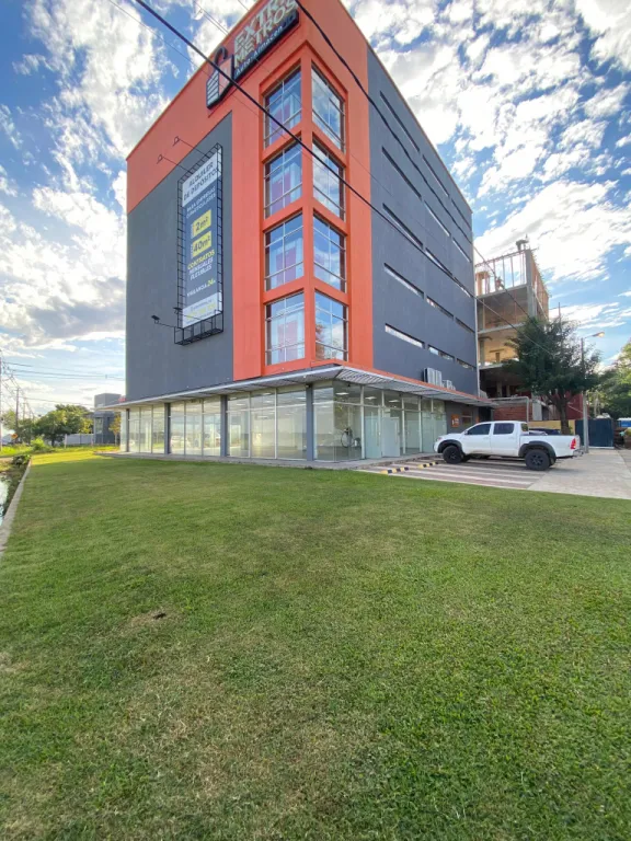 EN ALQUILER SHOWROOM DE 290 M2 EN LUQUE — foto 2