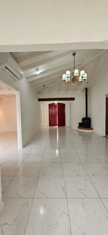 Bº LOS LAURELES: ELEGANTE RESIDENCIA, 3 DORMIT, ESCRITORIO, AMPLIA RECEPCIÓN, QUINCHO, JAR — foto 2