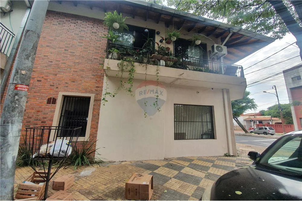 En Venta Propiedad con 3 departamentos y 4 salones — foto 2