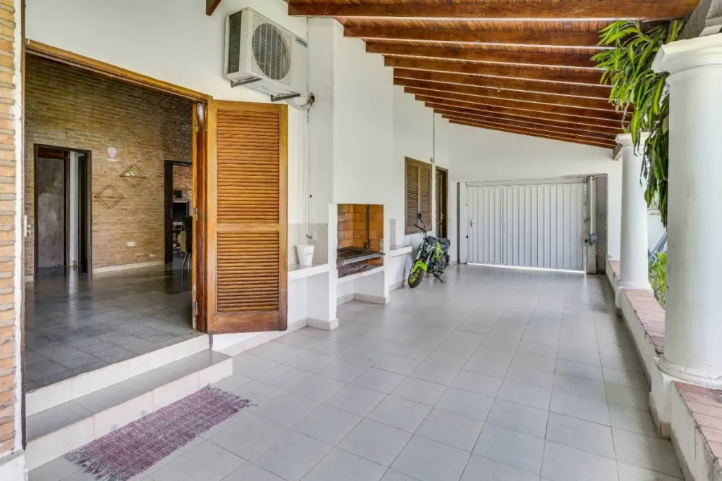 Vendo Casa 340m2 3 Dorm en Villa Adela Luque - Terreno 995m2 con Pileta — foto 3