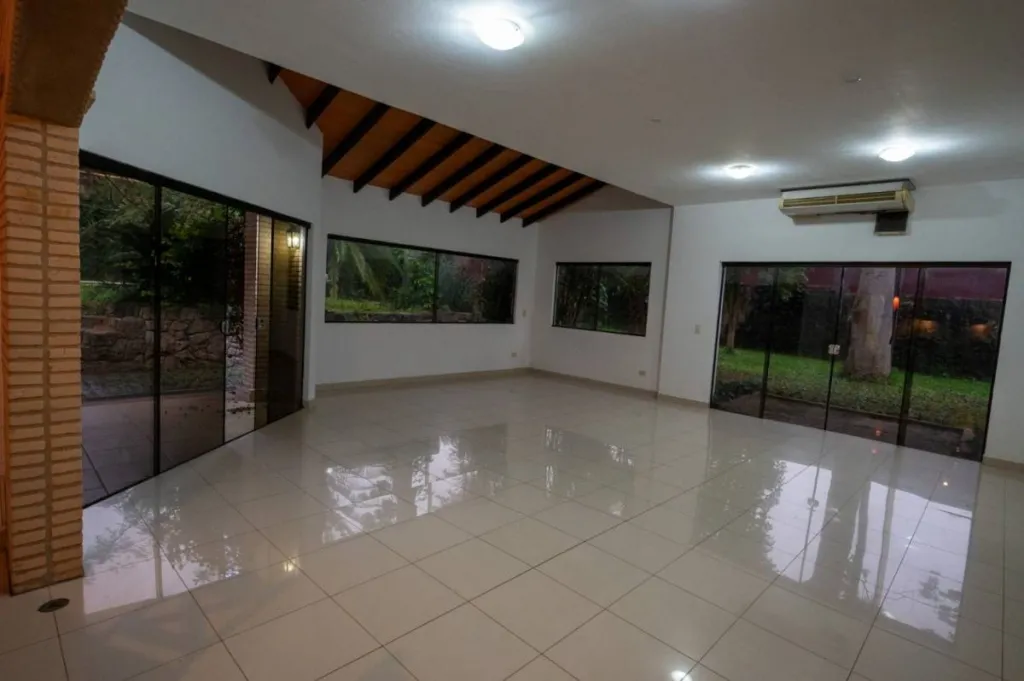 VENDO RESIDENCIA 3 DORMITORIOS EN YACHT Y GOLF CLUB LAMBARE — foto 3