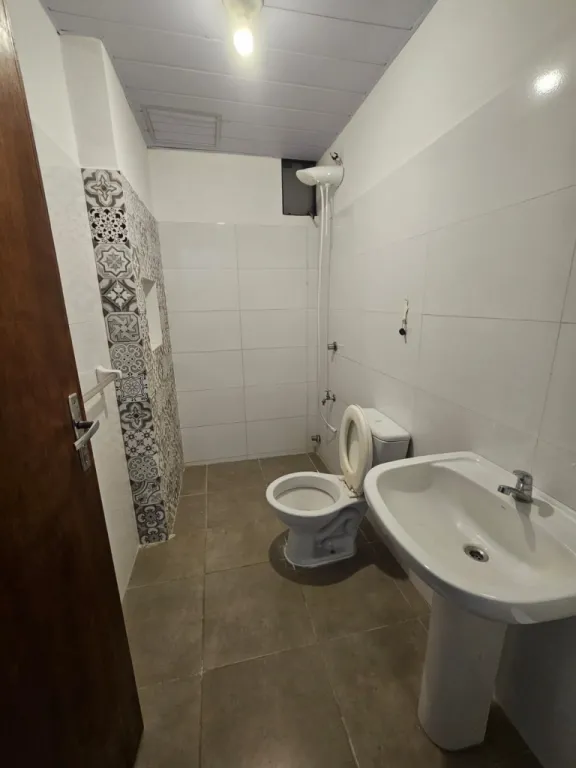 Alquilo Departamento de 2 dormitorios en zona Paseo Parque de Villa Elisa en planta baja — foto 2