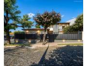 Vendo Casa 3 dorm en esquina con piscina y oficina en Barrio Nazareth Asuncion