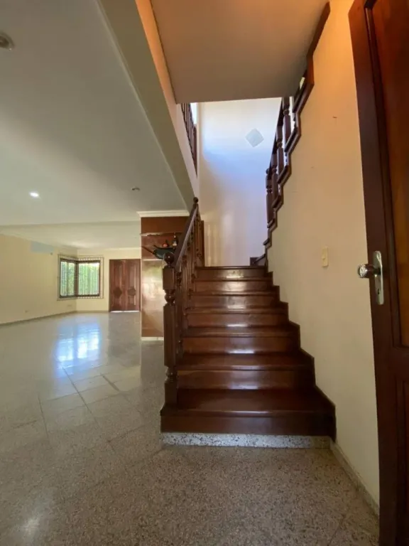Vendo Casa 3 dorm suite jacuzzi piscina quincho 278m2 en Barrio Nazareth Asuncion — foto 2