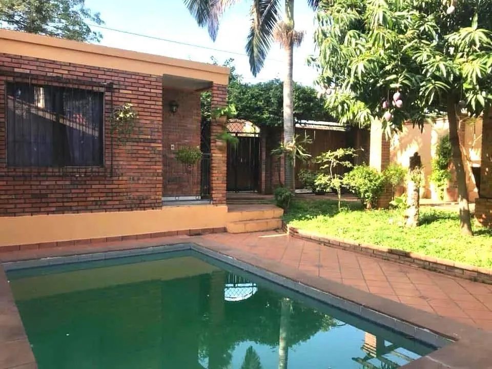 Vendo Casa 4 suites piscina 450m2 a precio de terreno en Barrio Sajonia Asuncion — foto 2