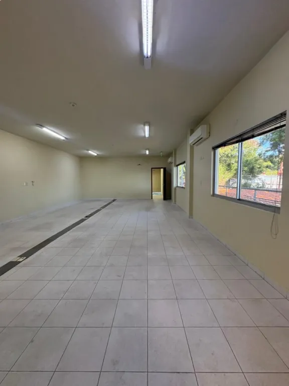 ALQUILO SHOWROOM, DEPÓSITOS Y OFICINAS EN FERNANDO DE LA MORA ZONA SUR — foto 2