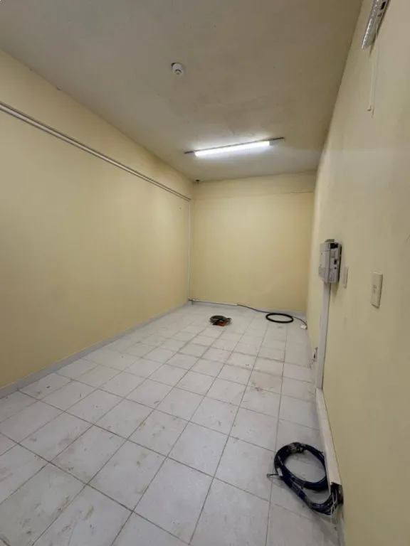 ALQUILO SHOWROOM, DEPÓSITOS Y OFICINAS EN FERNANDO DE LA MORA ZONA SUR — foto 3