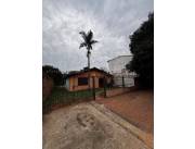 Vendo terreno en San Lorenzo con casa a refaccionar o demoler