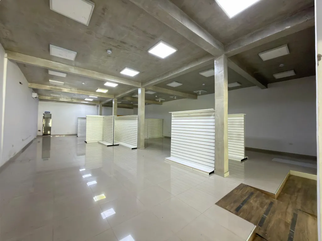 ALQUILO LOCAL COMERCIAL CON DEPOSITO ZONA LUÍS MARIA ARGAÑA — foto 3