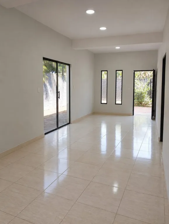 VENDO CASA C PISCINA EN ÑEMBY LÍMITE CON SAN LORENZO!! — foto 2