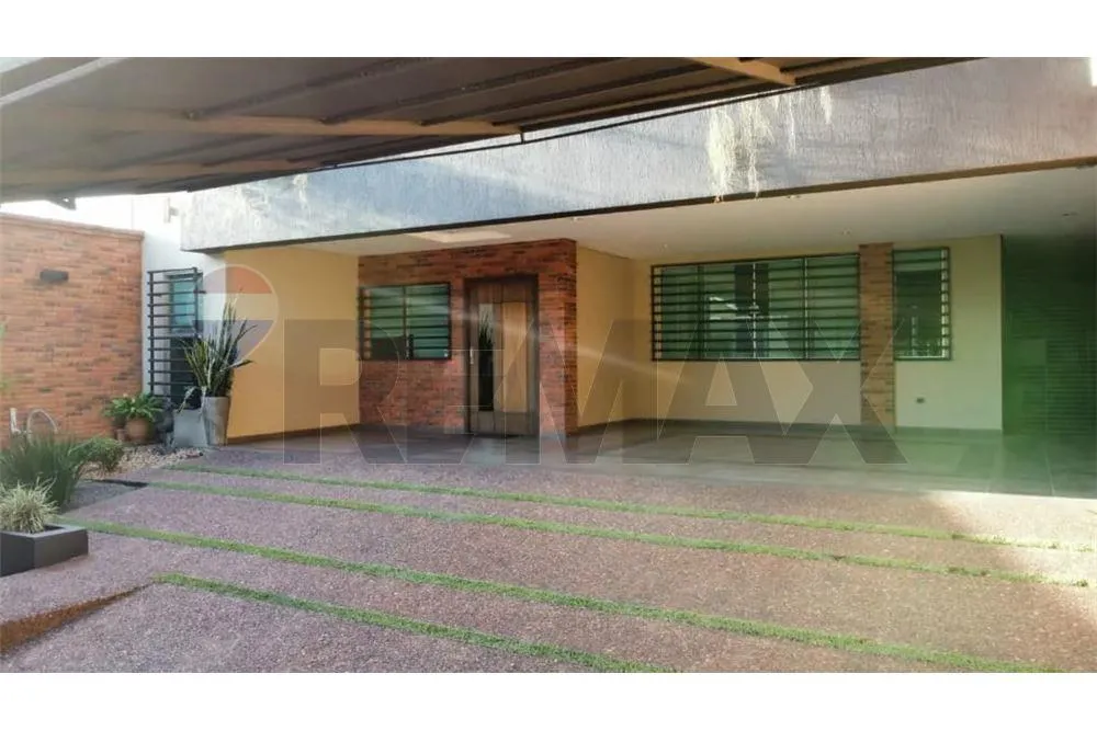 HERMOSA RESIDENCIA EN BARRIO SAN VICENTE — foto 3