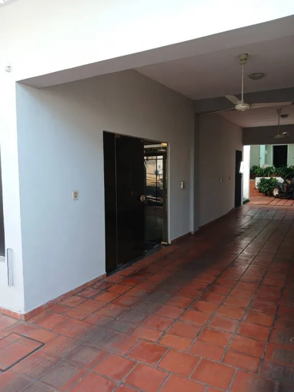 VENDO CASA DE CUATRO DORMITORIOS CON PILETA EN BARRIO HIPÓDROMO, ASUNCIÓN — foto 2