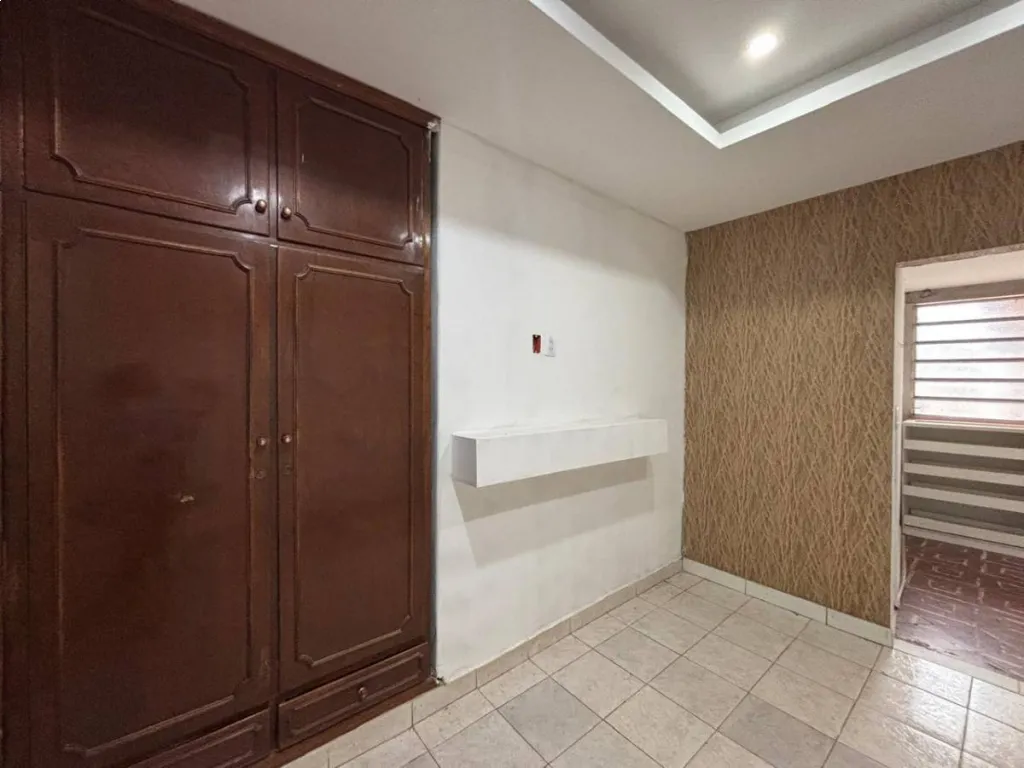 VENDO CASA DE CUATRO DORMITORIOS A DEMOLER O REFACCIONAR CON PISCINA EN LOS LAURELES, ASUNCIÓN — foto 2