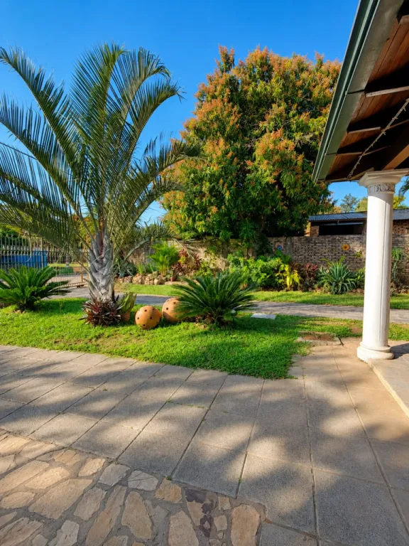 Vendo Casa en Limpio | 1.440 m² | 4 Terrenos | Zona Céntrica — foto 3