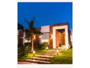 SAN BERNARDINO: ELEGANTE CASA EN CONDOMINIO, SEGURIDAD 24 HS. 4 HABITACIONES, JARDÍN.