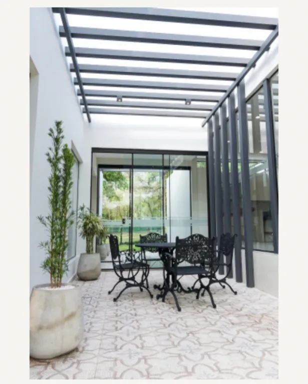 SAN BERNARDINO: ELEGANTE CASA EN CONDOMINIO, SEGURIDAD 24 HS. 4 HABITACIONES, JARDÍN. — foto 3
