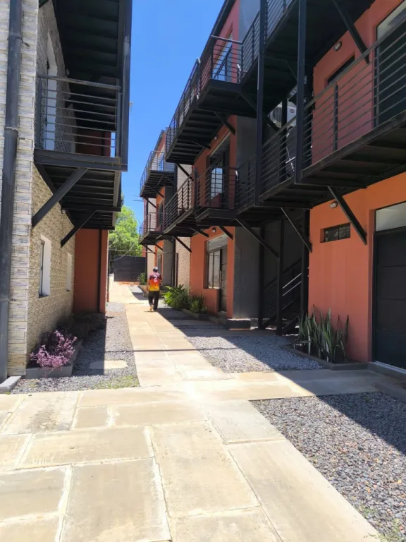 Alq. dpto 2 dorms en condominio Luque, zona Rakiura — foto 2
