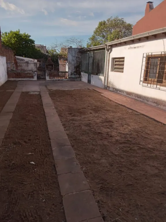 EN VENTA Terreno con construcción a demoler en Sajonia. Zona Palacio de Justicia — foto 2