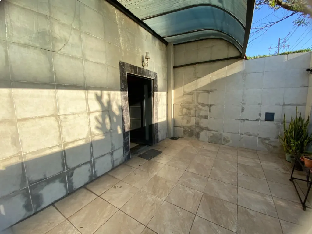 LOCAL COMERCIAL CON DEPOSITO EN BARRIO PETTIROSSI ZONA MERCADO 4 SOBRE PAI PEREZ — foto 2