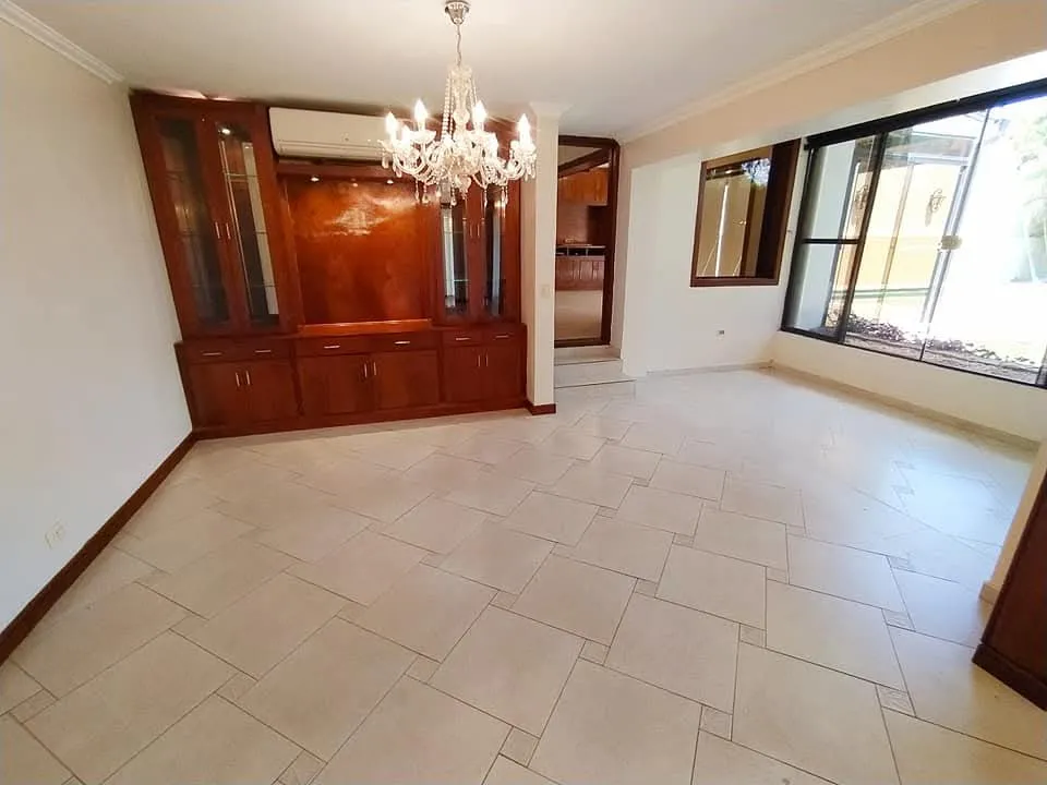 CARMELITAS: HERMOSA RESIDENCIA EN ALQUILER, 2.500 USD. — foto 2