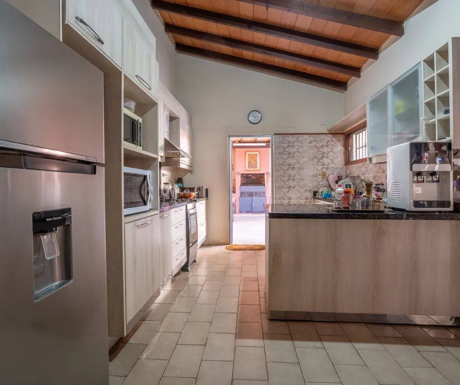 VENDO CASA EN ASUNCION EN NAZARETH - ESQUINA CON PISCINA — foto 3