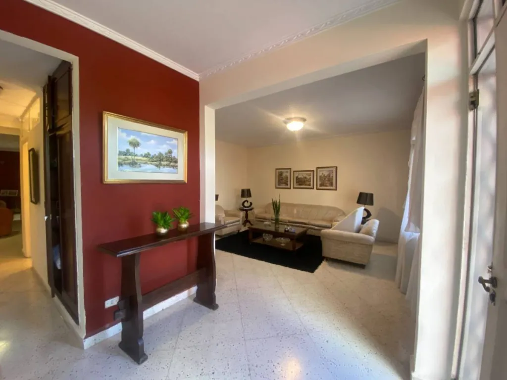 VENDO CASA EN ASUNCION EN NAZARETH - 5 DORMITORIOS — foto 2