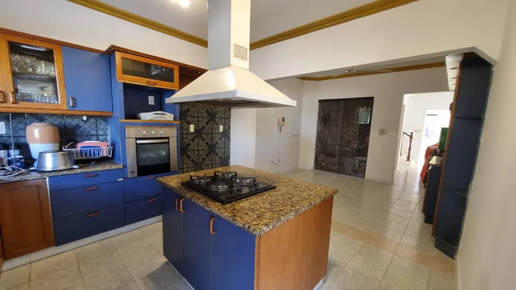Vendo Casa en Lambaré | Esquina | Piscina | 3 Dormitorios | USD 360.000 — foto 3