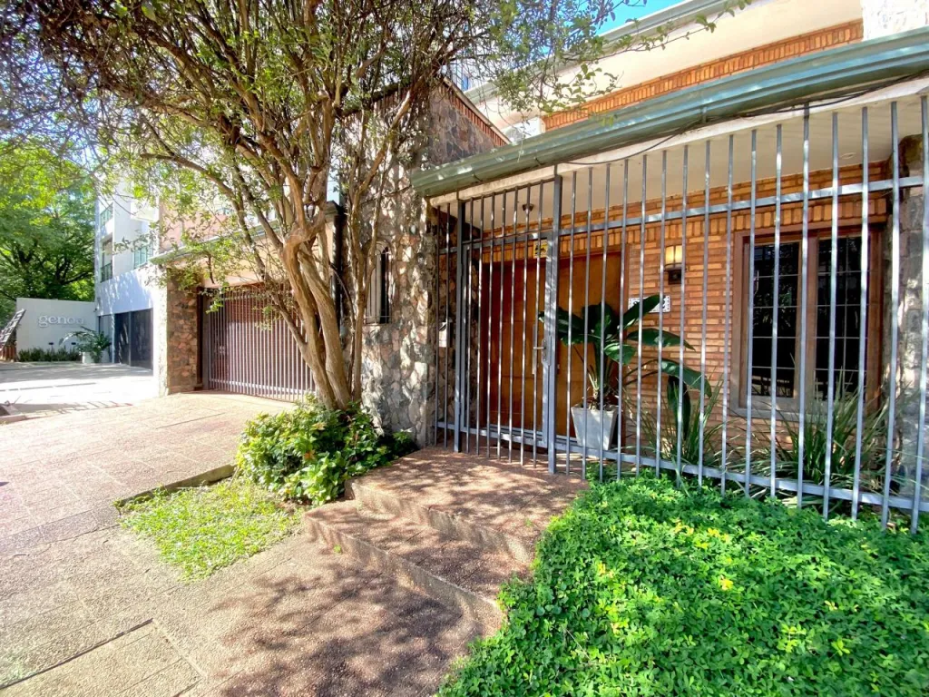 VENDO CASA EN ESQUINA EN EL EXCLUSIVO BARRIO LAS LOMAS — foto 2