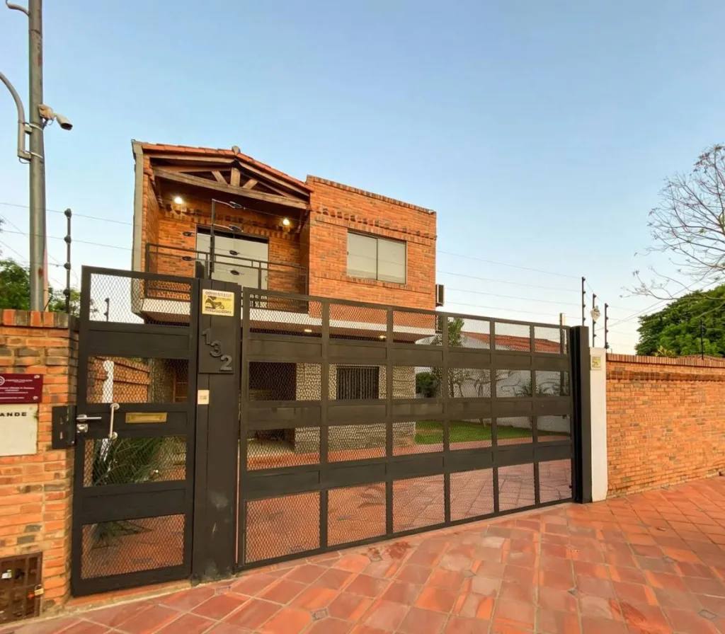 VENDO CASA EN LUQUE - LAURELTY CON PISCINA Y QUINCHO CLIMATIZADO — foto 3
