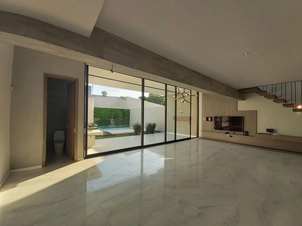 EN EL CORAZÓN DE MBURUCUYÁ: ELEGANTE CASA PAREADA A ESTRENAR, 270 M2, 3 DORMIT, QUINCHO. — foto 2