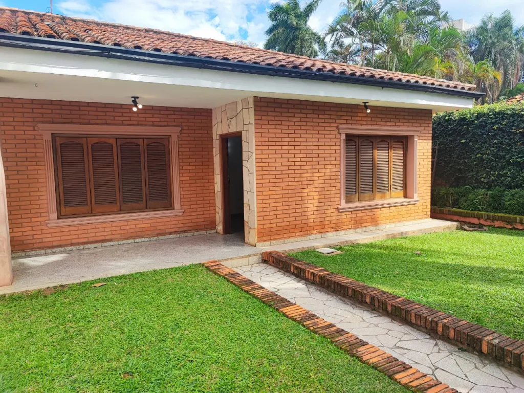 MANORÁ: CASA IDEAL P OFICINA, 3 DORMITORIOS, GRANDES AMBIENTES, 3 GARAJES, 8.000.000 GS. — foto 2