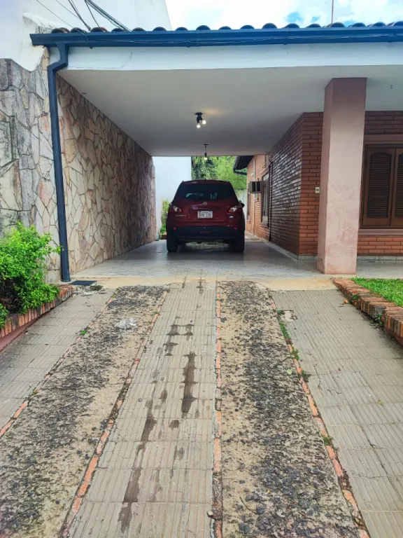 MANORÁ: CASA IDEAL P OFICINA, 3 DORMITORIOS, GRANDES AMBIENTES, 3 GARAJES, 8.000.000 GS. — foto 3