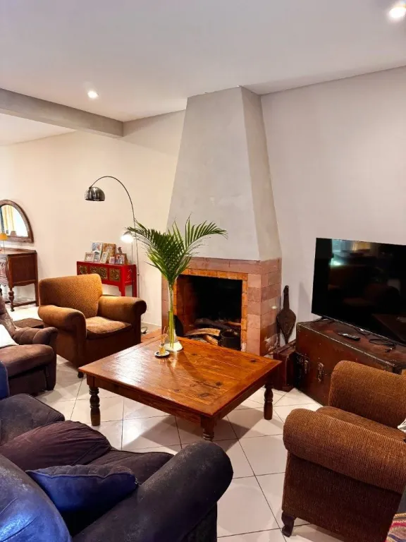 VENDO AMPLIA CASA 4 DORMITORIOS EN BARRIO SAN JORGE ASUNCION — foto 3