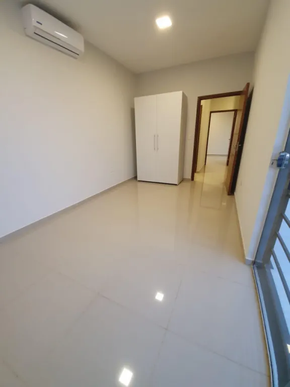 Bº MBURUCUYÁ: ELEGANTE DÚPLEX, 2 DORMITORIOS, IMPECABLE ESTADO, 5.000.000 GS. — foto 3