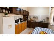 VENDO CASA 5 HAB. C/CANCHA TENIS EN TERRENO 1.300 M2 A 950 MTRS DEL CIT-LUQUE