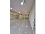EN ALQUILER SALON COMERCIAL 102 m2 EN MORACUE - SOBRE ASFALTO RUTA LUQUE- LIMPIO
