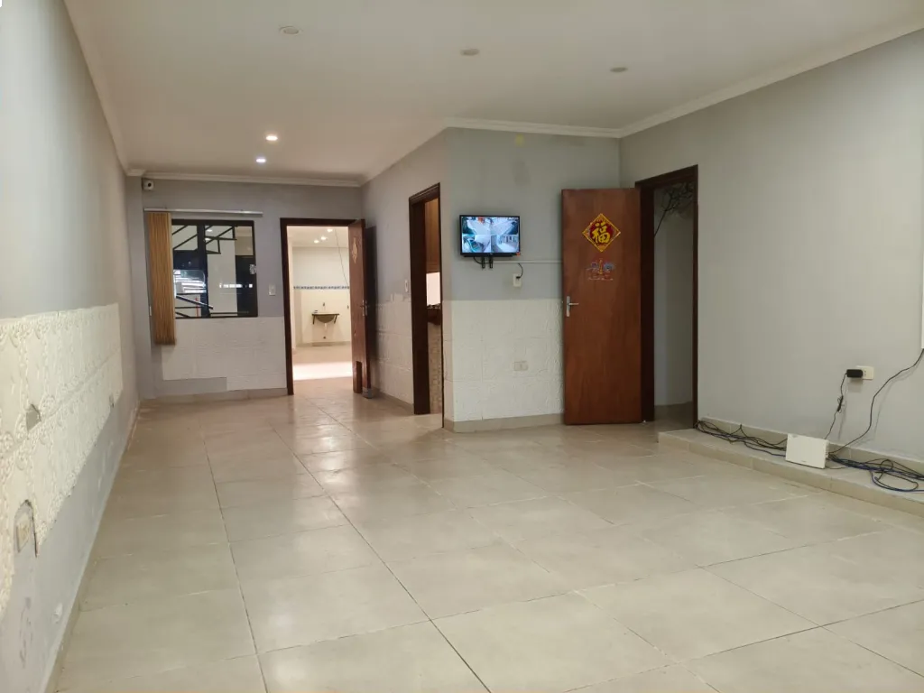 Vendo casa de 3 plantas a 2 cuadras de galería bonanza — foto 3