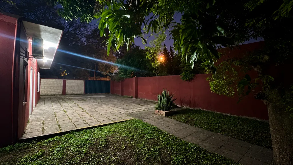 Casa independiente 1 dorm. – 2 aires – Patio con jardín – Garaje 4 autos – Acepta mascotas — foto 2