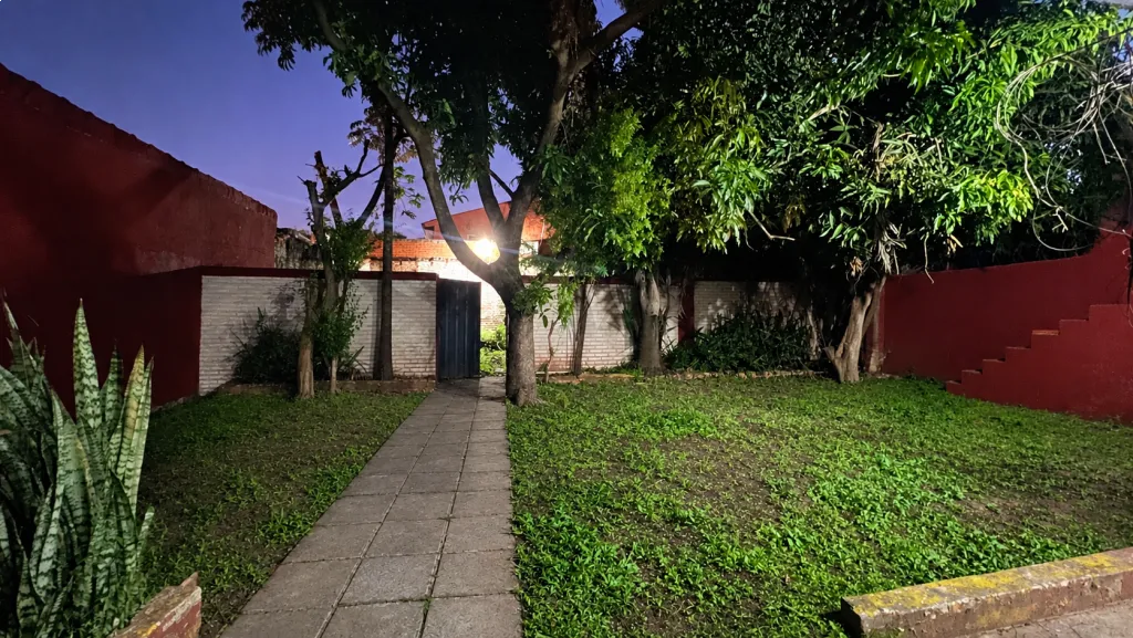 Casa independiente 1 dorm. – 2 aires – Patio con jardín – Garaje 4 autos – Acepta mascotas — foto 3