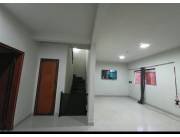 La casa esta constuida en un terreno